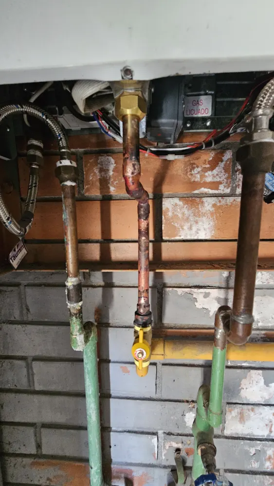 Conexiones de gas y agua bajo un calefont