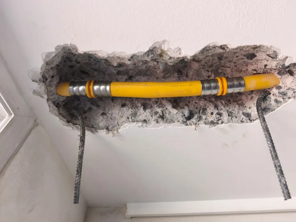 Cañería de gas amarilla instalada en una losa